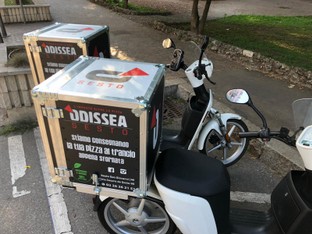 delivery-pizzeria-odissea-sesto-san-giovanni-scooter.jpg